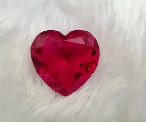 Rubí Rosa Grande de 52 Quilates en Forma de Corazón |   Gema suelta facetada de 25 mm |   Rubí Tallado en Forma de Corazón Hecho a Mano para Joyería - Product Image 3