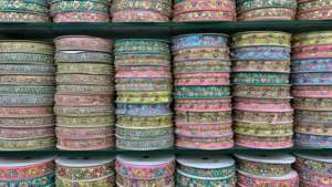 Erkoumi – Vente en gros de dentelle festonnée écologique 100 % polyester avec paillettes or et argent pour emballage cadeau de fêtes, style ethnique - Product Image 6