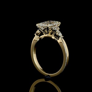 Bague de fiançailles vintage en or jaune 14 carats pour femme, avec trois pierres, diamant de laboratoire taille émeraude certifié IGI de 2,5 carats - Product Image 2