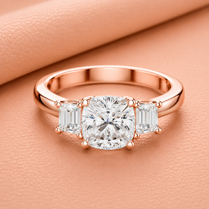 Bague de fiançailles en or rose avec diamant de laboratoire taille baguette et taille trillon, trois pierres, clarté VVS1-VVS2, certifiée IGI, luxe - Product Image 1
