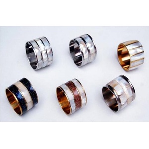 Ronds de serviette élégants et modernes en aluminium, durables et écologiques pour la décoration de table de mariage - Product Image 2