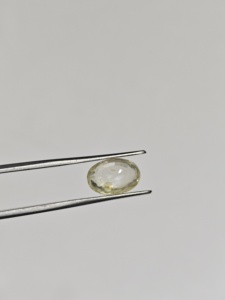Saphir Jaune Naturel Poli de Coupe Ovale, 5,1 Carats, Effet Œil de Chat, Conçu Exclusivement pour la Fabrication de Bijoux AJ Gems - Product Image 6