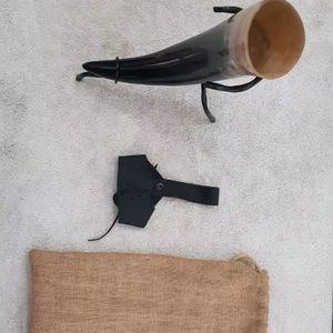 Cuerno artesanal estilo vikingo con soporte de cuero y bolsa de yute. Juego de utensilios de bar de alta calidad, estilo nórdico, en oferta. - Product Image 1