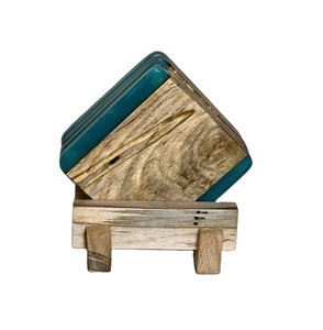 Dessous de verre en résine verte et bois de manguier avec support pour le bureau, le café et la salle à manger pour le mariage en plein air - Product Image 1