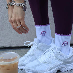 Chaussettes de Pilates antidérapantes personnalisées pour femmes et filles, chaussettes en coton personnalisées avec broderie florale, chaussettes épaisses de type crew, fabricant - Product Image 4