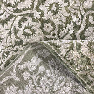 Tapis Damassé Fait Main en Laine et Soie Vert Argenté, Tapis de Luxe à Poils Courts avec Accents Marron - Product Image 5
