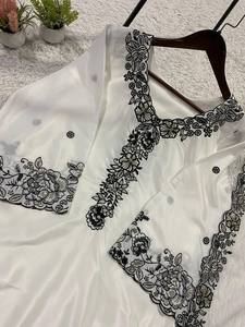 Costume Anarkali traditionnel pour femmes, en coton blanc brodé, coupe ample, longueur au sol, style Inde Pakistan, tenue de mariage - Product Image 4