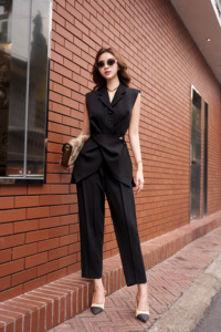 Chemisier de bureau structuré sans manches pour femme, style gilet peplum, avec revers cranté et taille découpée, noir CELESTINE - Product Image 2