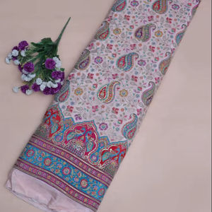 Tela Crepé Natural Blanca con Estampado Floral Paisley y Borde Ornamental de Pavo Real para Confección de Vestidos Kurti Étnicos - Product Image 1