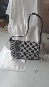 กระเป๋าถือทำมือ MS Handicraft ประดับลูกปัดแก้วสีสันตามสั่ง พร้อมหูหิ้วแบบสบายๆ  งานแฮนด์เมดจากอินเดีย รูปทรงบาแกตต์ตามสั่ง - Product Image 3