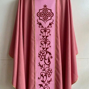 Chasuble gothique rose premium brodée, vêtement liturgique traditionnel pour prêtre, robe de cérémonie pour la Messe - Product Image 5