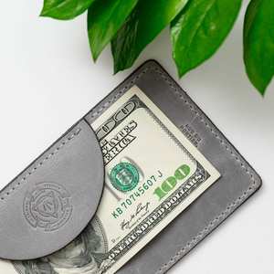 Tarjetero de Cuero Genuino Hecho a Mano de Lujo, Resistente al Agua, con Logotipo Personalizado para Restaurantes y Hoteles - Product Image 5