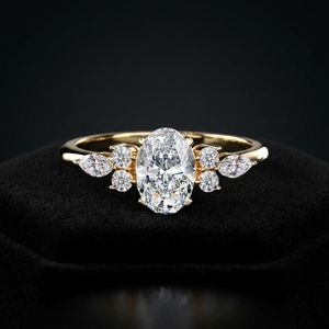 Bague de fiançailles classique pour femme en or jaune 14 carats avec diamant de 1,50 carat, taille ovale, solitaire, marquise, grappe latérale de diamants de laboratoire - Product Image 1