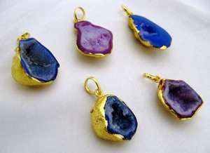 Pendentif en agate druse géode, entièrement recouvert d'or 24 carats électroplaqué sur le côté arrière - Product Image 4