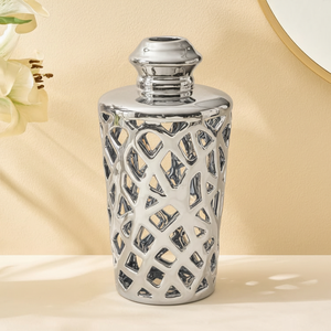 Vase à fleurs moderne en métal ajouré, finition argent poli, fait main, résistant à la rouille, design géométrique évidé pour la décoration intérieure de luxe - Product Image 1
