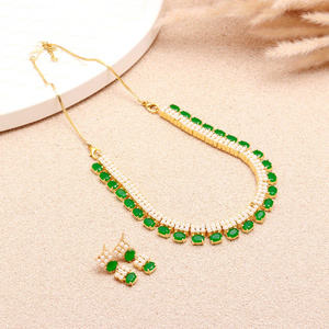 Conjunto de Collar de Perlas de Agua Dulce y Esmeraldas |   Joyería Delicada Chapada en Oro de 22K para Mujer |   Elegante Collar de Novia - Product Image 1