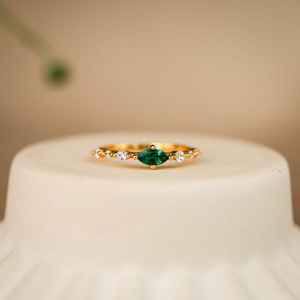 Anillo de Esmeralda Genuina con Corte Marquesa, Bañado en Oro Vermeil, Delicado, Apilable, Plata de Ley 925, Chapado en Oro de 14K, Joyería de Esmeralda Real de Laboratorio para Ella - Product Image 1