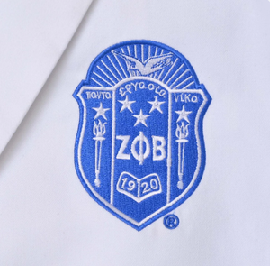 เสื้อเบลเซอร์สีขาวทรงดับเบิ้ลเบรสต์ ตราสัญลักษณ์สีน้ำเงิน ตัวอักษร ZOB ปกคอเว้า แขนยาว ติดกระดุม ระบายอากาศได้ดี สำหรับสตรีในสมาคมนักศึกษาหญิง Zeta Phi Beta - Product Image 3