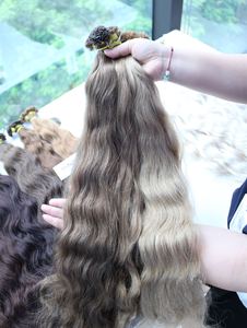 Extensions de cheveux humains bruts vietnamiens à pointe plate Prix d'usine vietnamien Fabriqué par la kératine italienne Ondulés naturels à partir de couleurs claires - Product Image 5