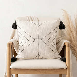 Funda de cojín con diseño de diamantes y borlas, estilo moderno para decoración de casa de campo - Product Image 3