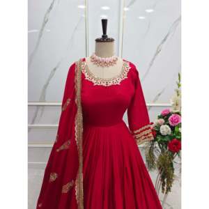 Robe de créateur pour femmes avec fantaisie Dupatta pour les fêtes - Product Image 5