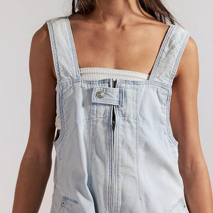 Combinaison décontractée d'été personnalisée pour femme, salopette courte en jean délavé, sans manches, taille mi-haute, coupe régulière, en coton respirant - Product Image 3