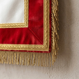 Badge maçonnique personnalisé en velours blanc et rouge, style classique, à coudre, avec pompon à franges dorées brodé en 3D et épingle de sûreté - Product Image 4
