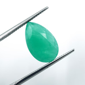 พลอยมรกตทรงลูกแพร์ธรรมชาติ HAYAAT GEMS น้ำหนัก 4.40 กะรัต มรกตเจียระไนจากราชสถาน สำหรับทำเครื่องประดับ - Product Image 3