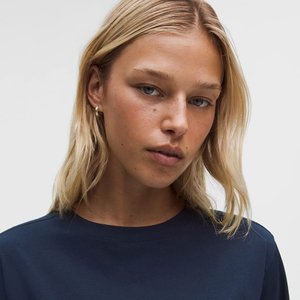 Camiseta de Manga Larga para Mujer, al por Mayor, de Alta Calidad, Personalizada, Sólida, Transpirable, 100% Algodón, Hombros Caídos, Corte Ajustado - Product Image 4