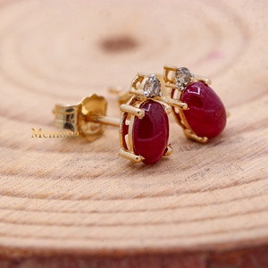 Pendientes de tuerca de oro amarillo macizo de 14K al por mayor con rubí natural ovalado y diamantes engastados en punta, Memoria Jewels - Product Image 2