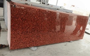Dalles de granit rouge brillant de bonne qualité avec surface en pierre polie et lisse pour usage résidentiel, disponibles à la vente - Product Image 2