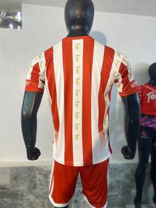 ชุดฟุตบอลพรีเมียม เสื้อและกางเกงขาสั้น ชุดทีมแบบกำหนดเอง แห้งเร็ว ระบายอากาศได้ดี ผลิตจากโพลีเอสเตอร์ 100% ป้องกันแบคทีเรีย ป้องกันรังสียูวี - Product Image 4