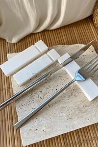 Repose-couverts en marbre pour la configuration de la table à manger et l'utilisation d'accessoires de cuisine élégants pour la décoration de la maison - Product Image 5