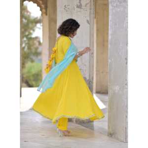Ensemble de costume jaune en rayonne à motif cachemire pour femme, taille XS, en tissu mousseline - Product Image 1