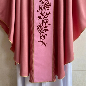 Chasuble pour le clergé avec bordure dorée et motif de vigne brodé – Vêtement liturgique religieux formel pour toutes les saisons, tenue d'église - Product Image 3