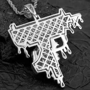 Pendentif en argent moissanite style hip-hop en forme de pistolet Uzi pour homme, design pistolet cool - Product Image 1