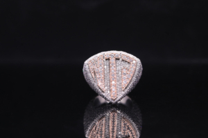 Anillo de Diamantes en Oro Rosa para Hombre, Estilo Hiphop, Logotipo de Escudo, Corte Brillante Redondo, Diamantes Naturales, Joyería de Regalo - Product Image 1