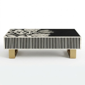 Mesa de centro artesanal con incrustaciones de hueso negro, estilo Art Deco moderno, con diseño de palmera y grulla, base a rayas y soporte de metal dorado. - Product Image 3