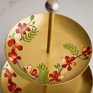 Soporte para pasteles de metal dorado de dos niveles hecho a mano con detalles florales pintados, varilla central y un mango superior redondo para servir. - Product Image 4