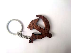 Llavero de Madera con Forma de Hoz y Martillo - Llavero Ecológico Ligero con Diseño Minimalista de Madera de Nogal y Materiales Ecológicos - Product Image 2