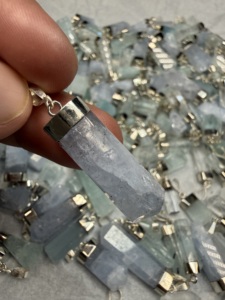 Colgante de Cristal de Aguamarina Pulido con Base Plateada - Forma Irregular, Amuleto de Moda, Regalo Empresarial - Product Image 2