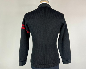 Pull parfait |   Cardigan universitaire vintage des années 40 en laine noire tricotée avec patch 'P' en chenille rouge et rayures universitaires |   Moyen - Product Image 4
