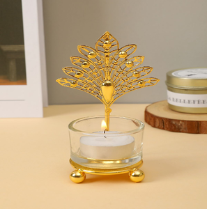 Portavelas decorativo con forma de pavo real dorado y un inserto de vidrio transparente. Centro de mesa radiante disponible a precios de mayorista. - Product Image 1