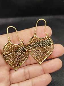 Boucles d'oreilles en laiton du fabricant : Boucles d'oreilles punk en laiton avec motifs floraux et grandes boucles en forme d'anneau - Product Image 2