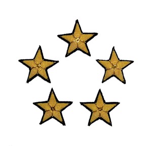 Pin de Solapa Bordado a Mano con Hilo Dorado, Diseño Único OEM, Broches Hechos a Mano con Motivos Rojos para Bodas, Eventos Infantiles y Otras Ocasiones - Product Image 3