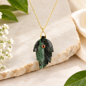 Collier pendentif en jaspe Kambaba naturel avec feuille en CZ rouge sculptée à la main, plaqué or 18 carats de haute qualité, en laiton anti-ternissement - Product Image 3