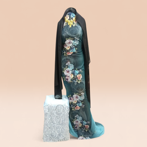 Ensemble Garbasaar en Dirac suisse allemand bleu sarcelle foncé pour robe en twill jacquard avec châle noir à imprimé floral vintage et dentelle blanche - Product Image 1