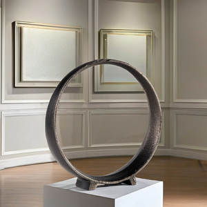 Figurine de sculpture en forme d'anneau en laiton et en aluminium de style vintage Accent décoratif fait à la main pour l'affichage de bureau de table de salon - Product Image 1