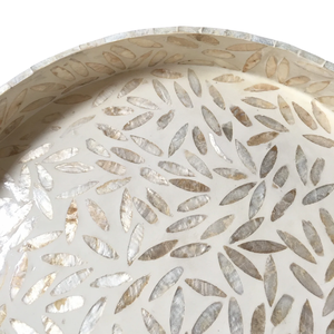 Hermosa bandeja redonda de nácar con diseño de hojas, elegante plato decorativo costero para bebidas, fabricado en Vietnam. - Product Image 3