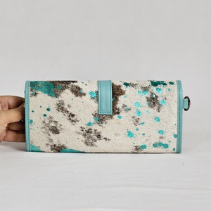 Hermoso bolso de mano de piel de vaca para mujer, cartera de cuero genuino, bolso indio bohemio hecho a mano, cartera de mano para fiesta. - Product Image 4